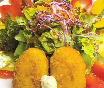 コロッケやカレーも人気