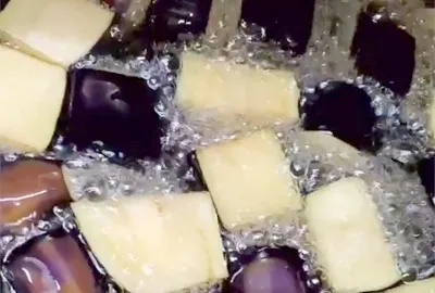 新鮮な野菜を毎朝素揚げ