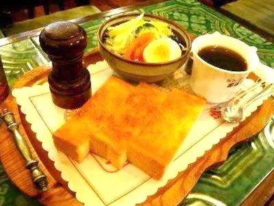 Cafes and Convenience Stores Nearby